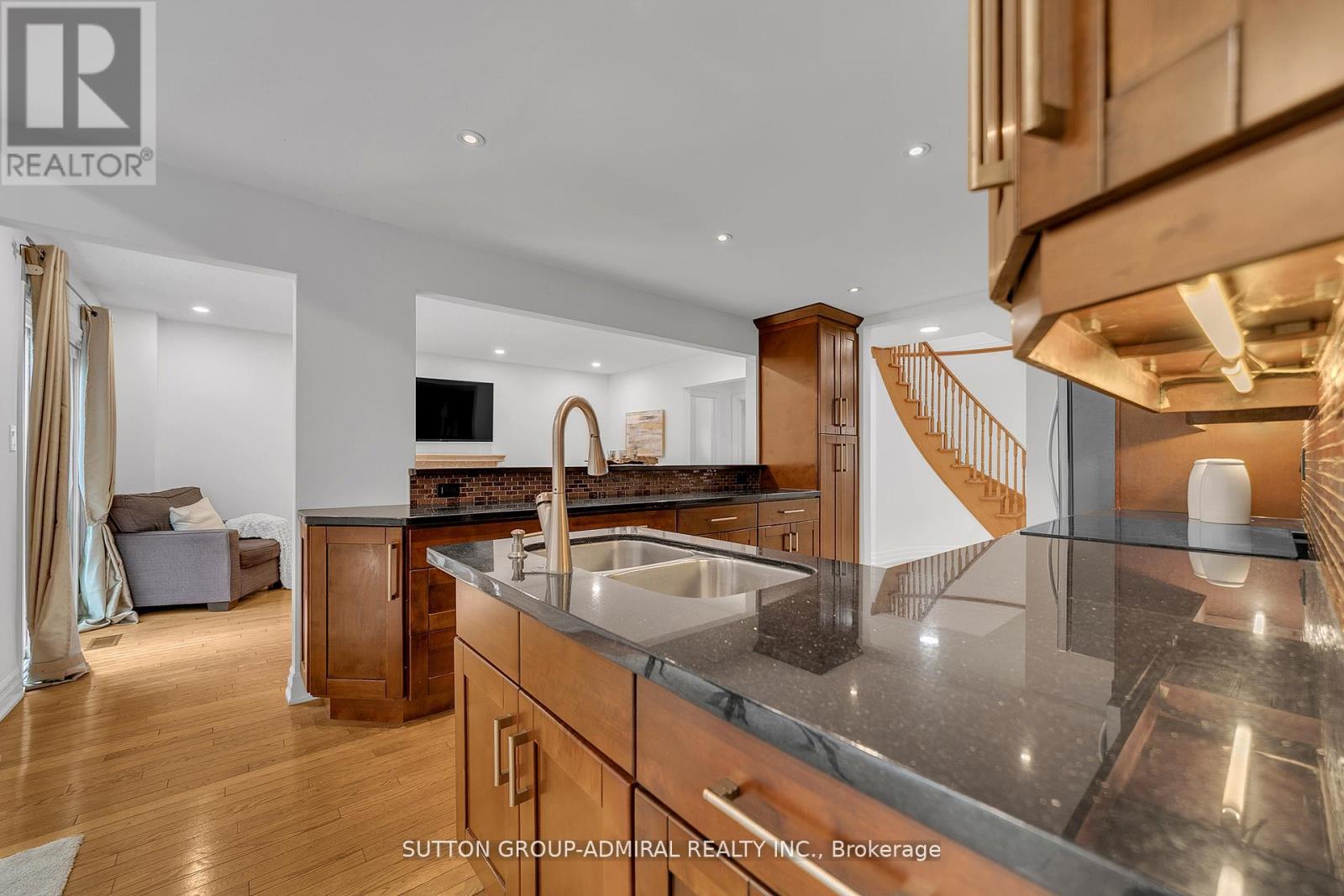 63 O'CONNOR CRESCENT - 16