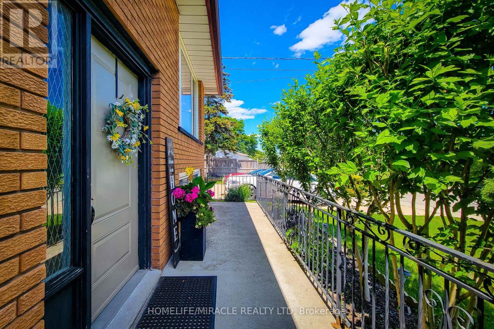 12 MAITLAND AVENUE E - 11