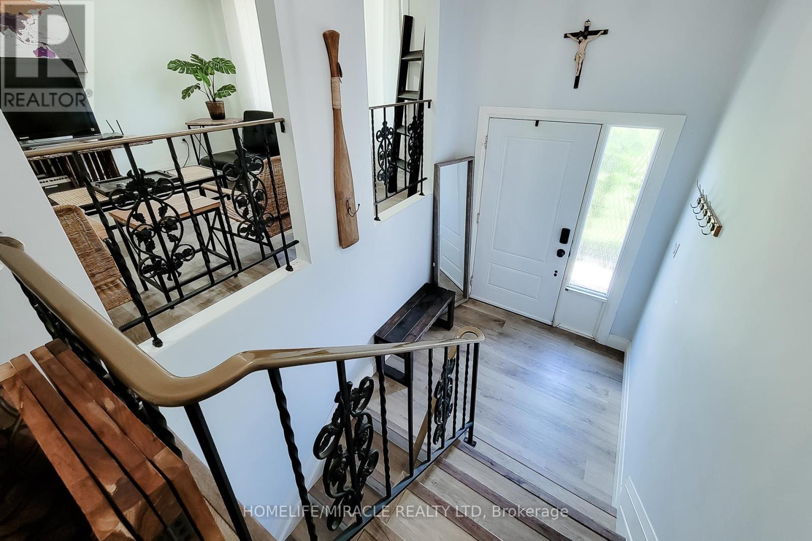 12 MAITLAND AVENUE E - 12