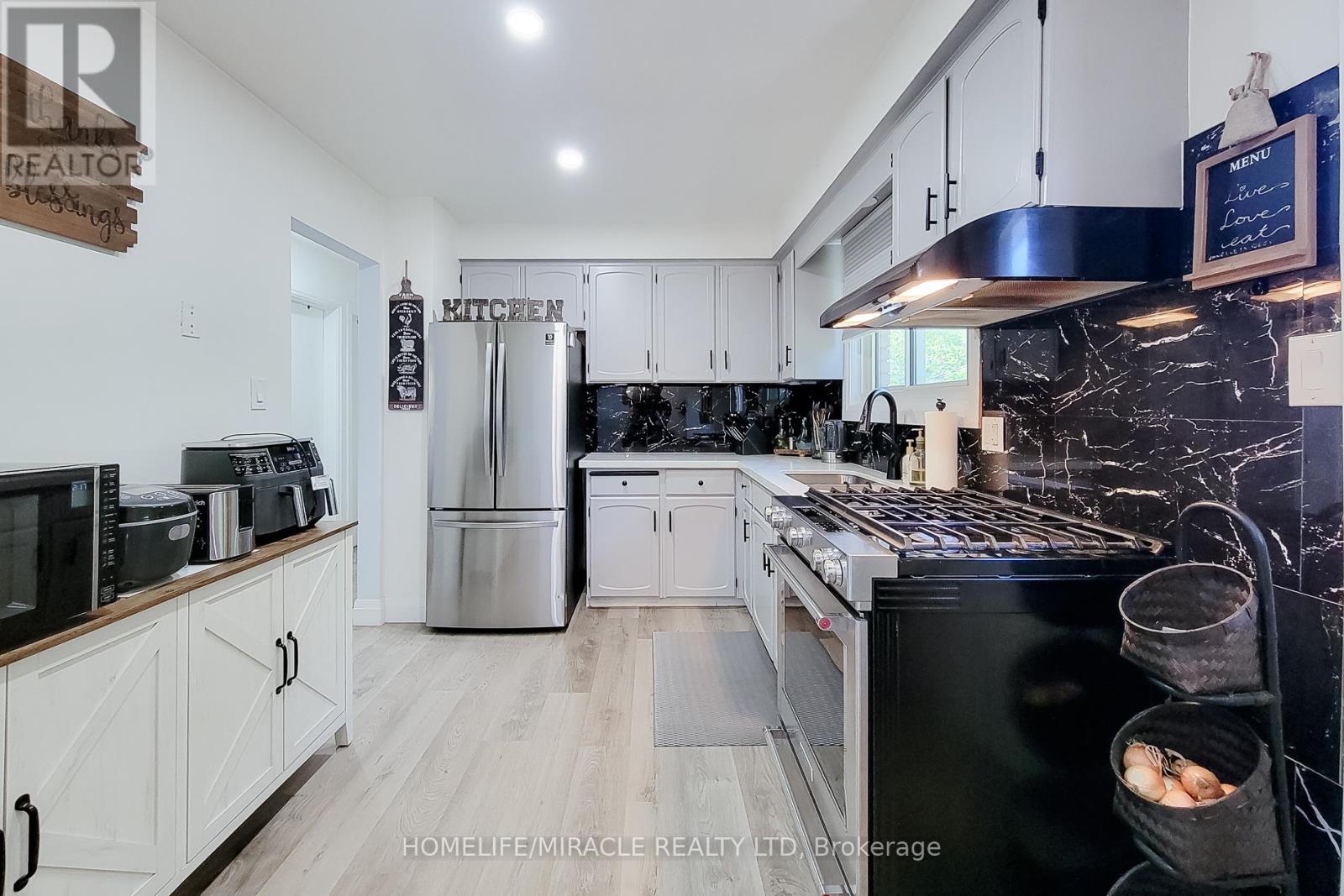 12 MAITLAND AVENUE E - 20