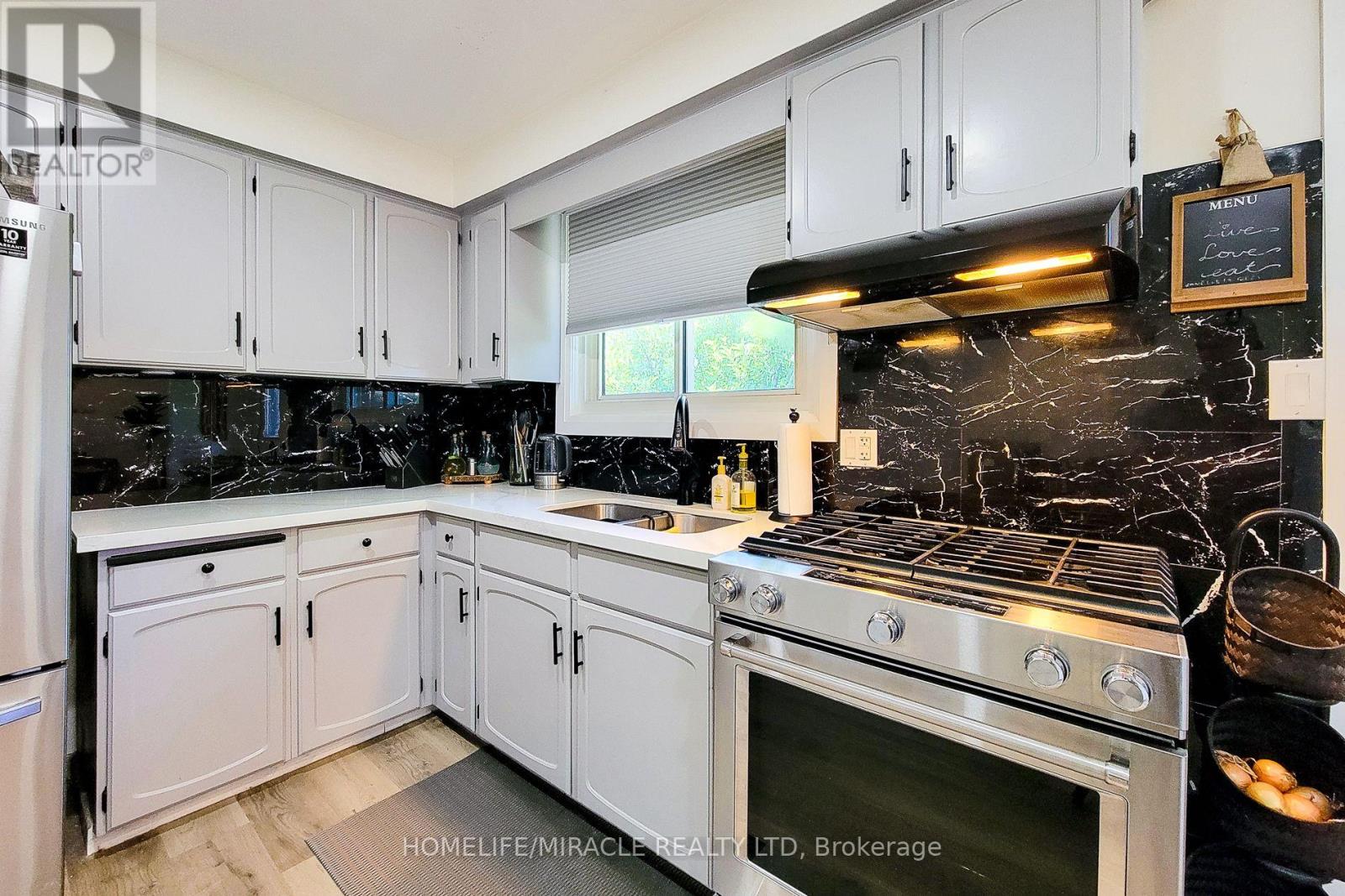 12 MAITLAND AVENUE E - 21