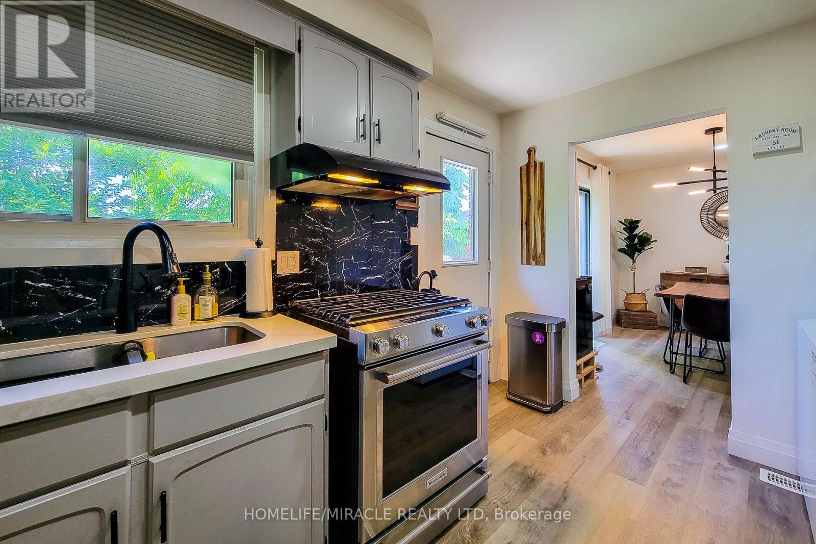 12 MAITLAND AVENUE E - 22