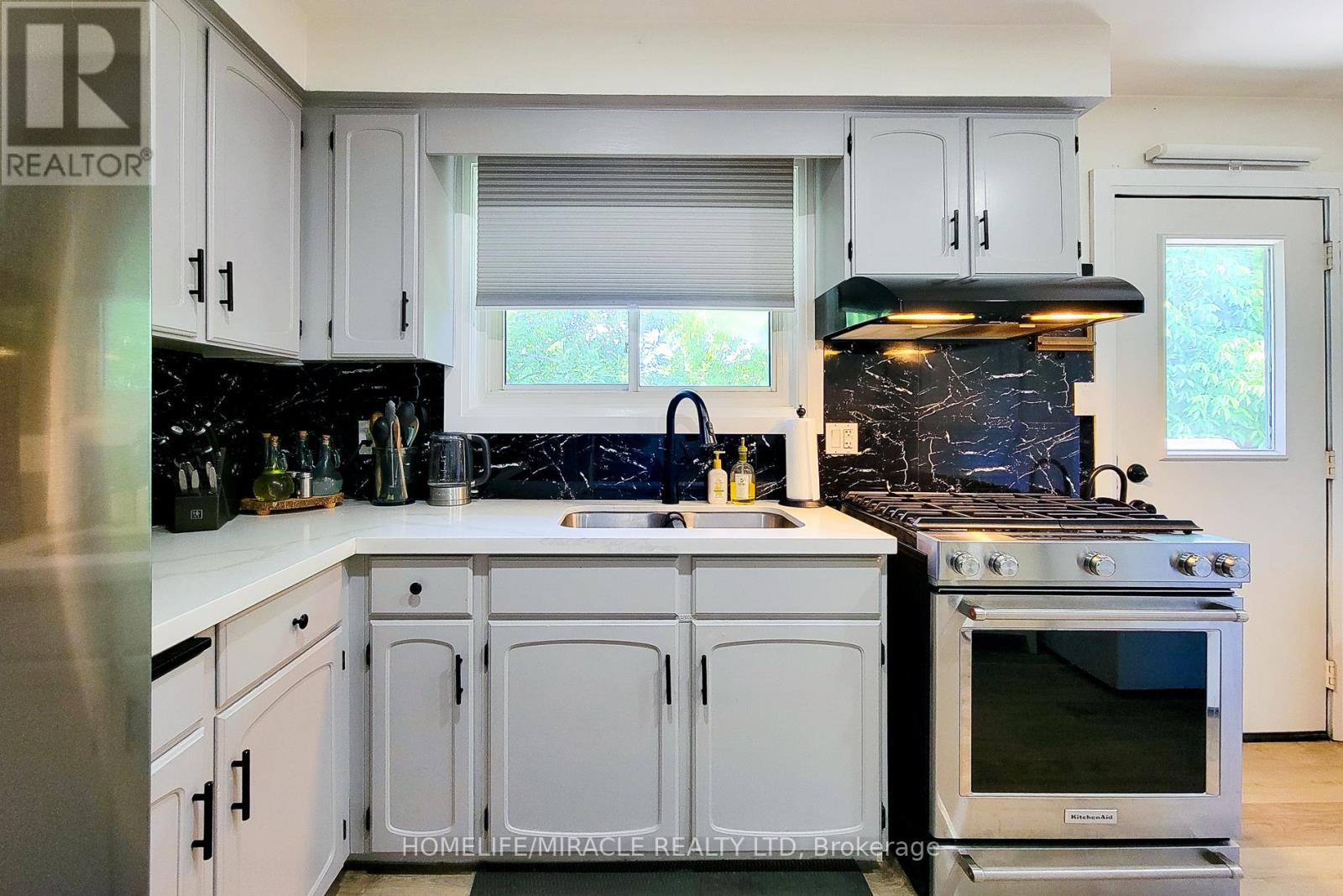 12 MAITLAND AVENUE E - 24