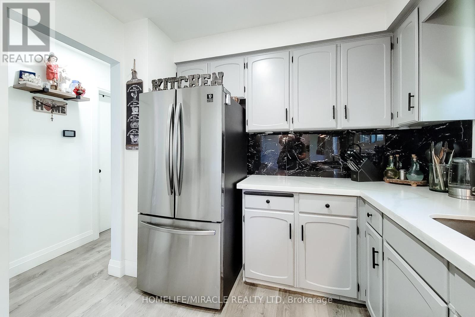 12 MAITLAND AVENUE E - 25