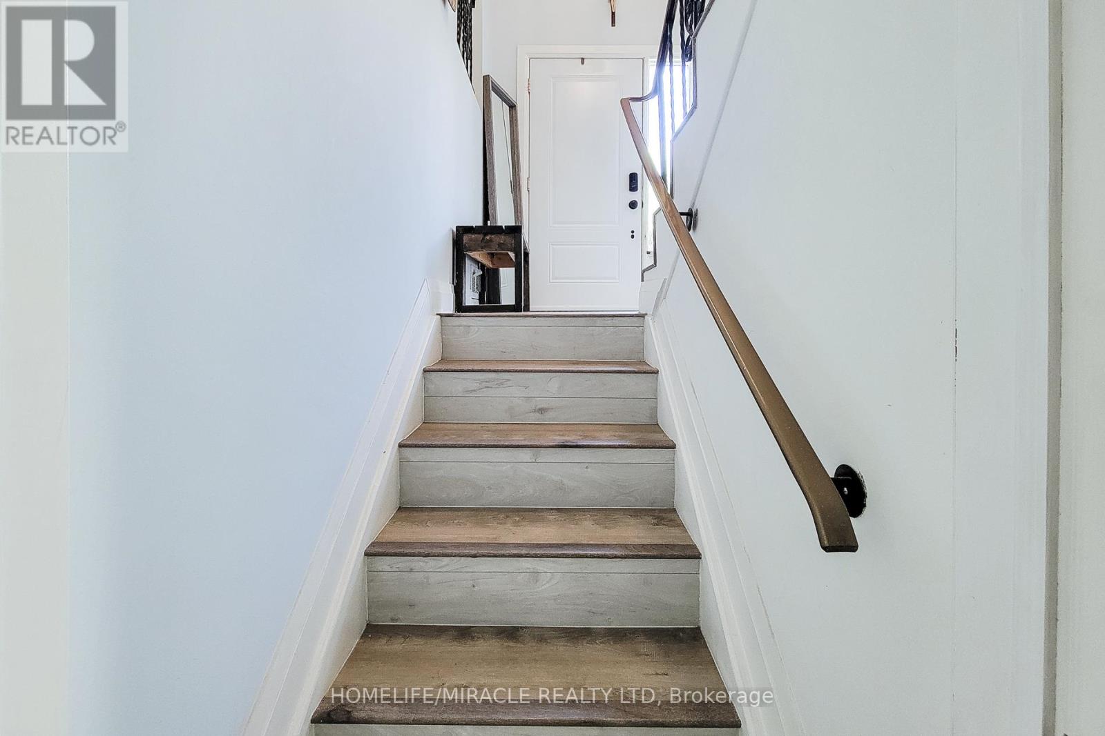 12 MAITLAND AVENUE E - 34