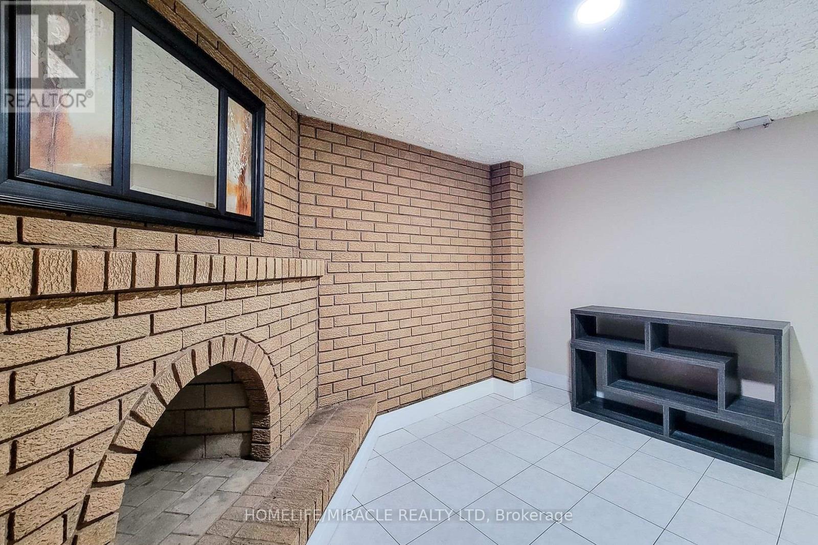 12 MAITLAND AVENUE E - 39