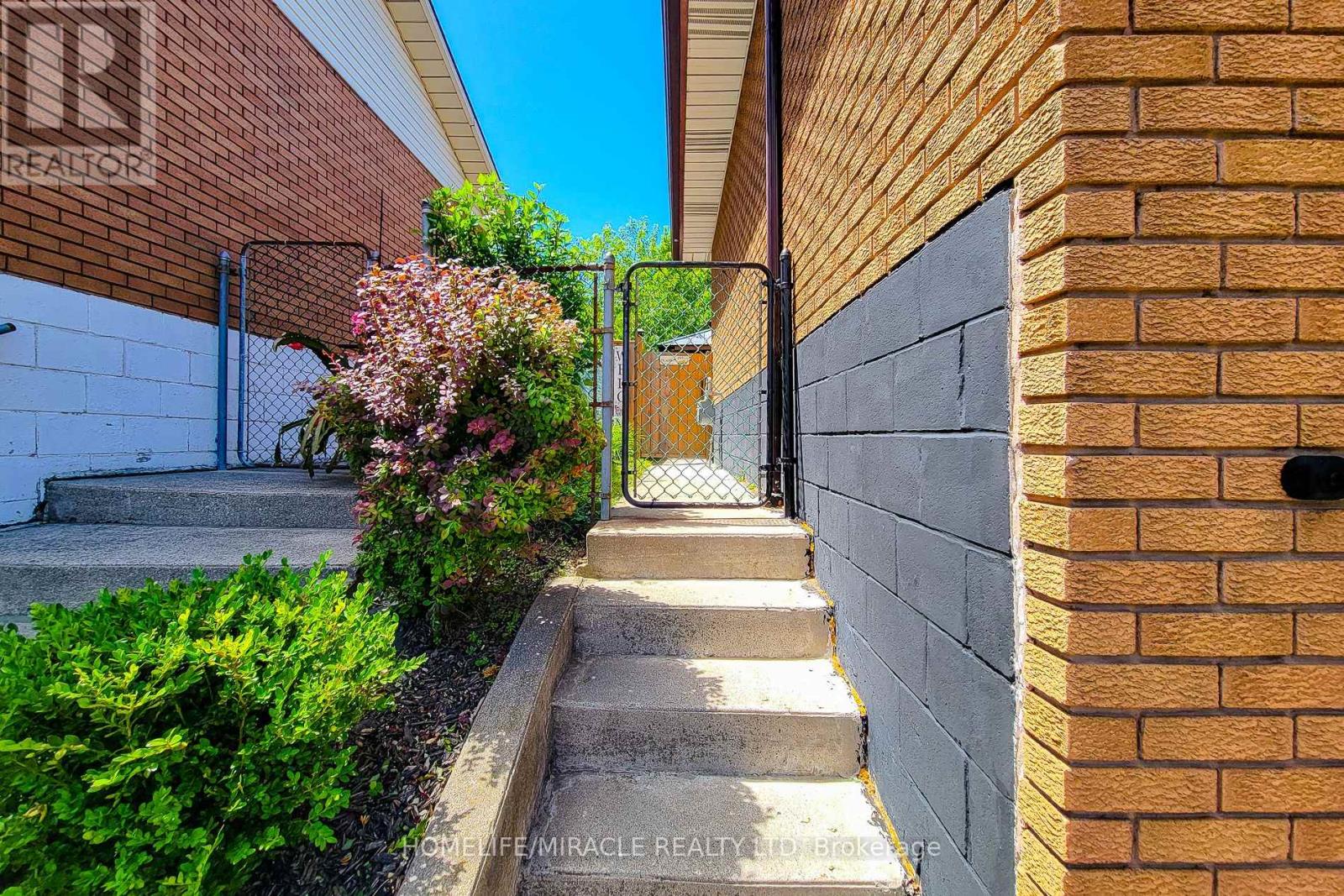 12 MAITLAND AVENUE E - 4