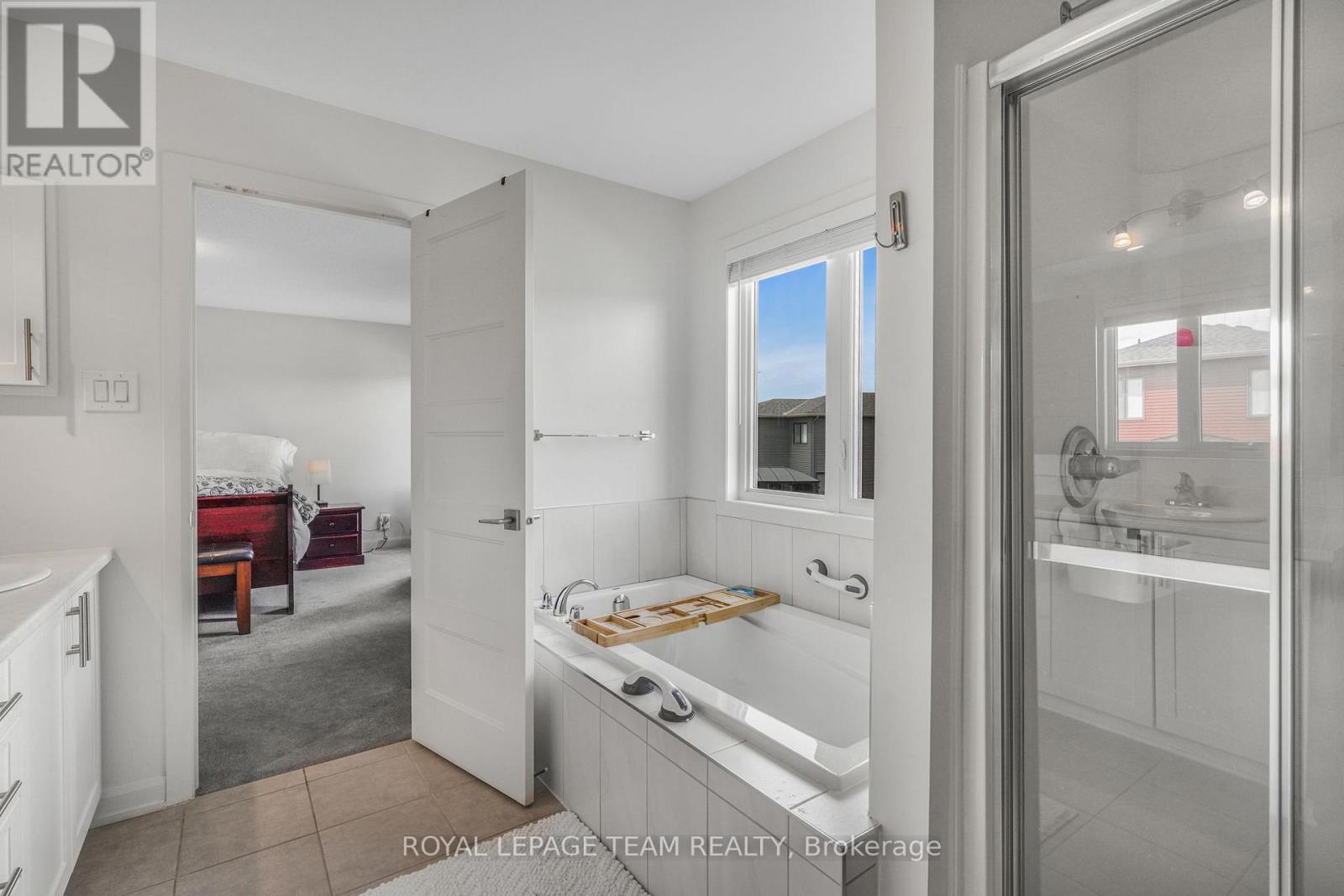 376 STERLING AVENUE - 23