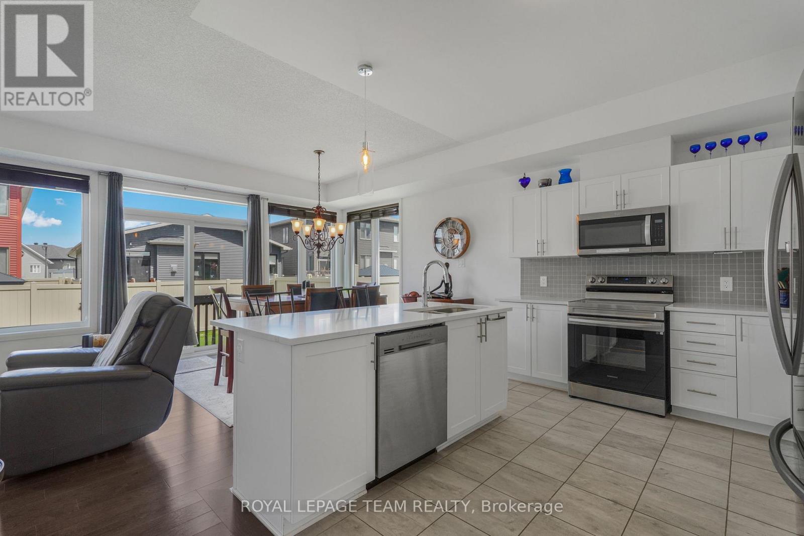 376 STERLING AVENUE - 5