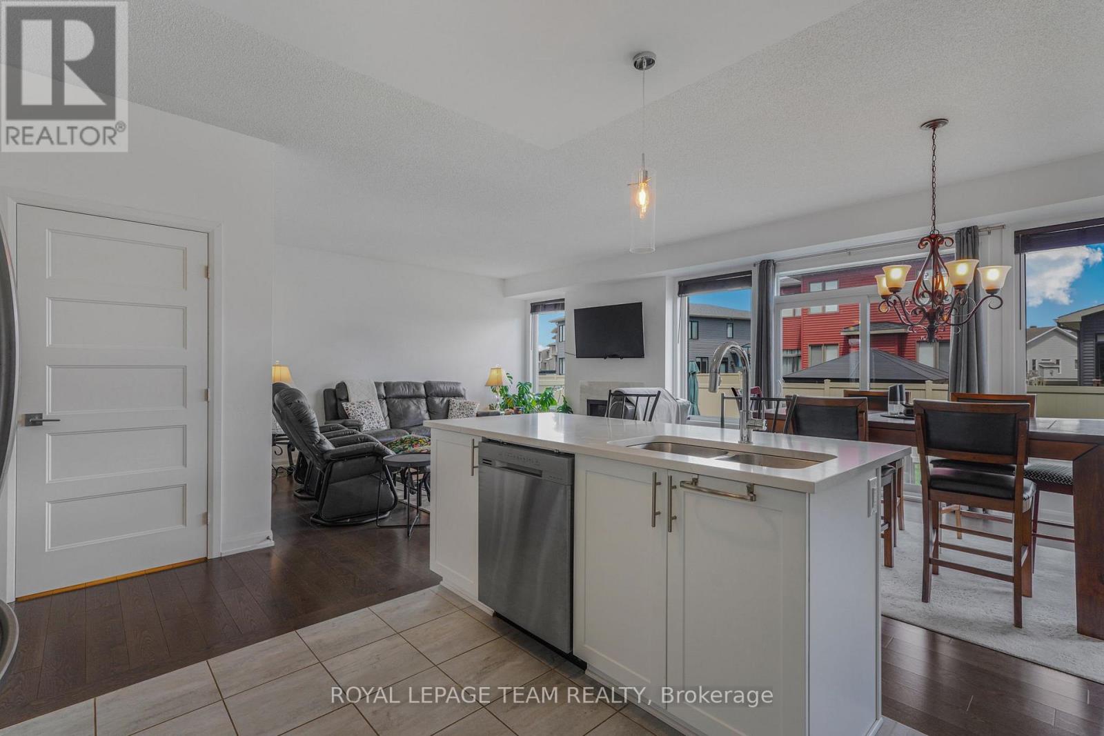 376 STERLING AVENUE - 8