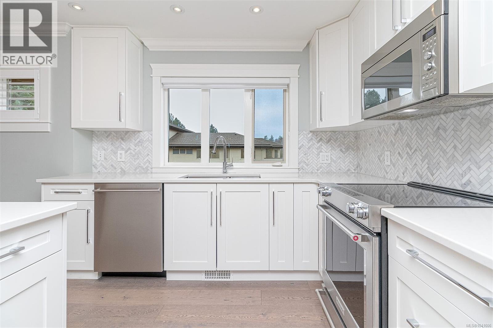 108 2345 Cedar Hill Cross Road, Oak Bay
