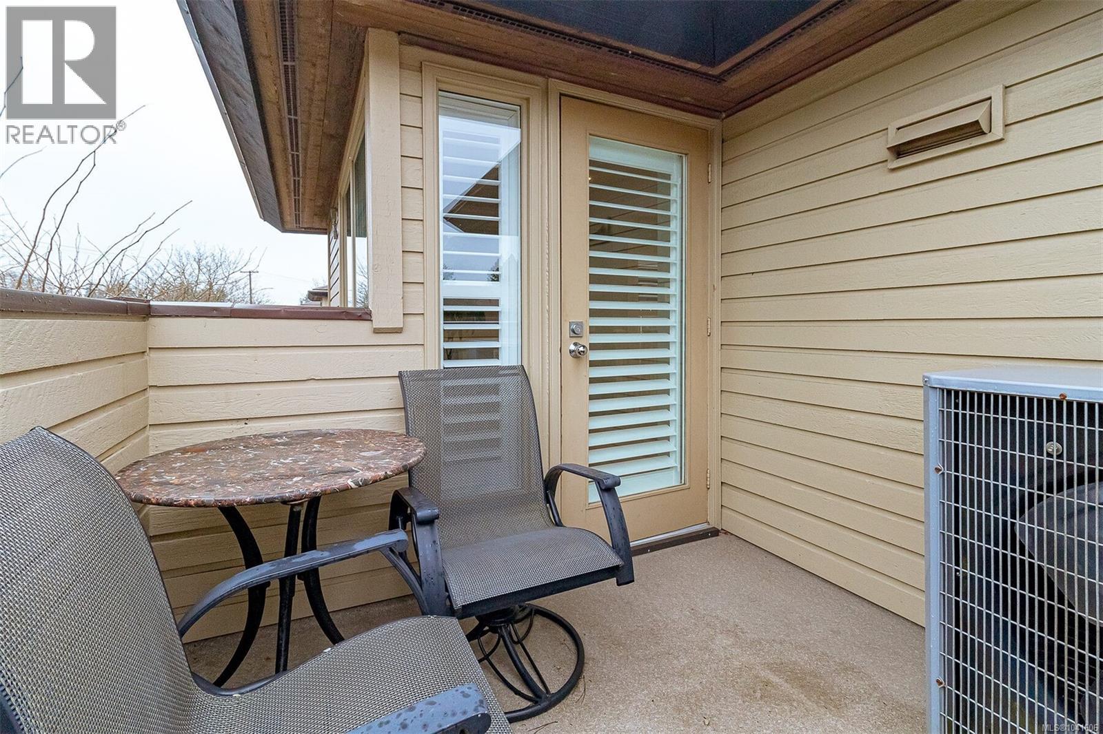 108 2345 Cedar Hill Cross Road, Oak Bay