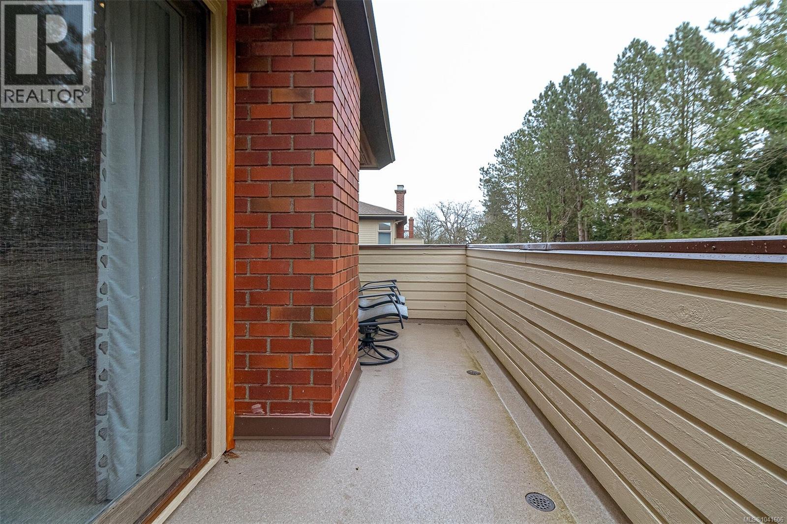 108 2345 Cedar Hill Cross Road, Oak Bay