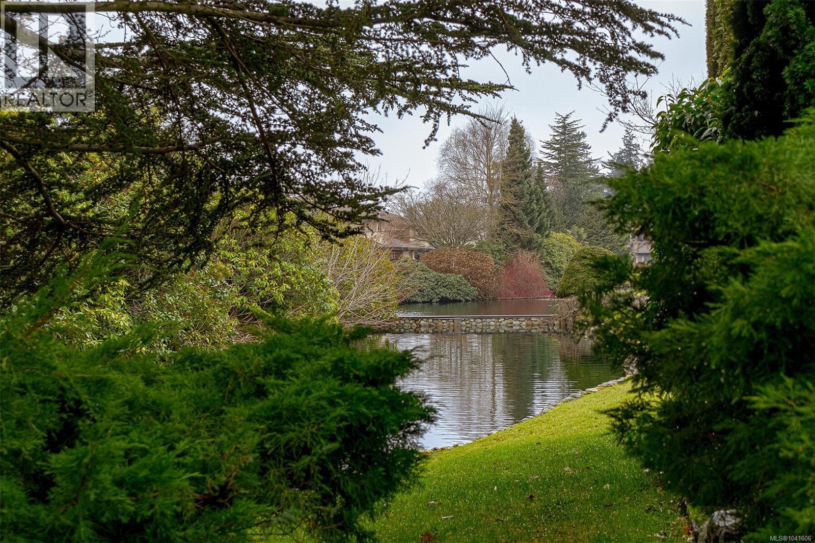 108 2345 Cedar Hill Cross Road, Oak Bay