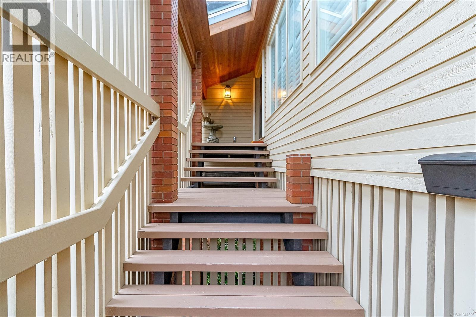 108 2345 Cedar Hill Cross Road, Oak Bay