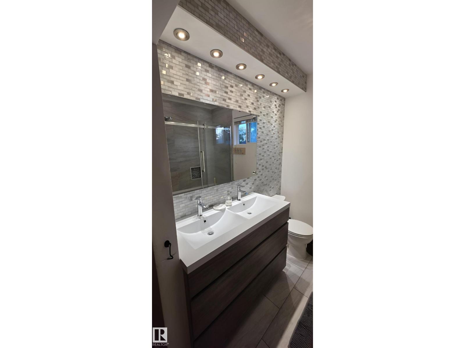 6704 93 ST NW - 16