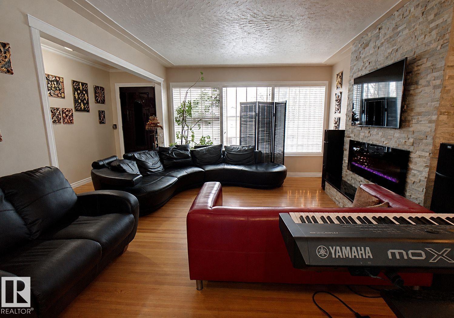 6704 93 ST NW - 25