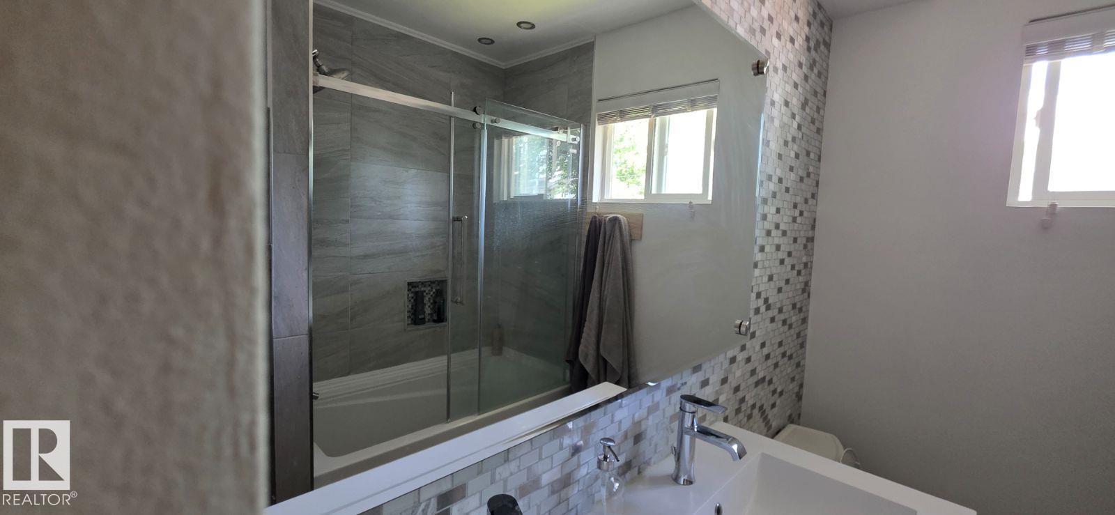 6704 93 ST NW - 33