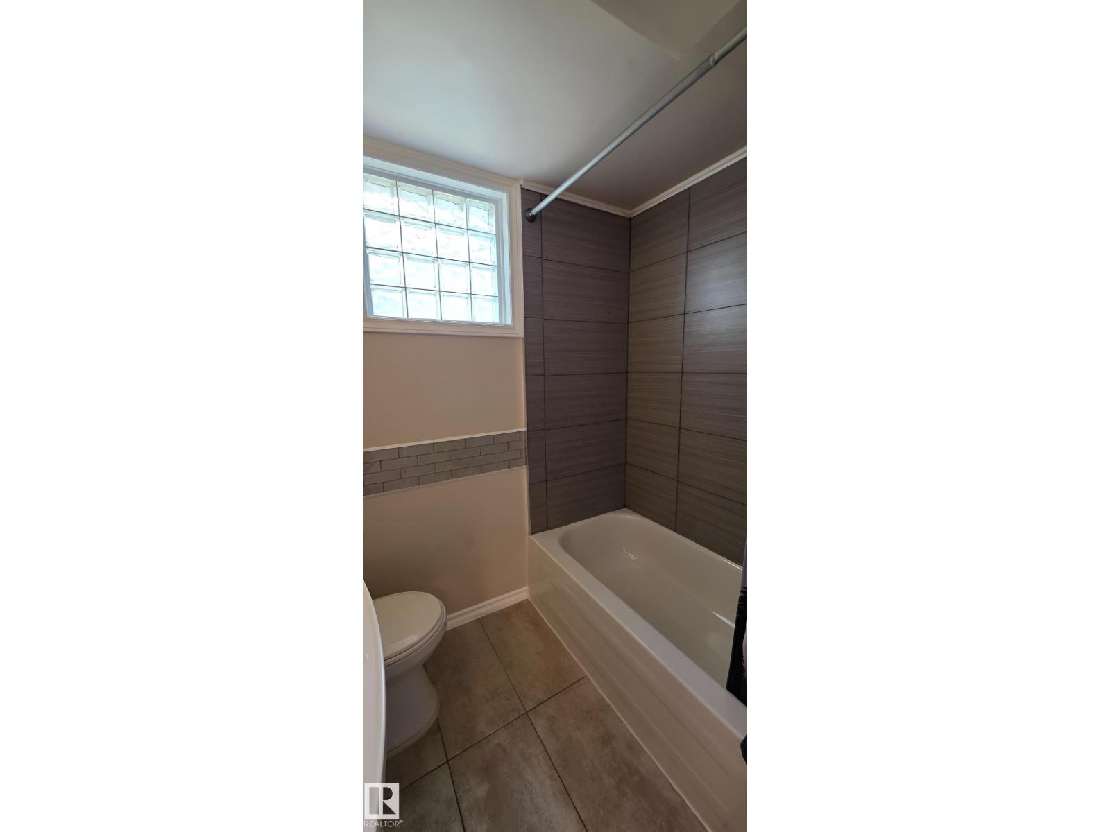 6704 93 ST NW - 39
