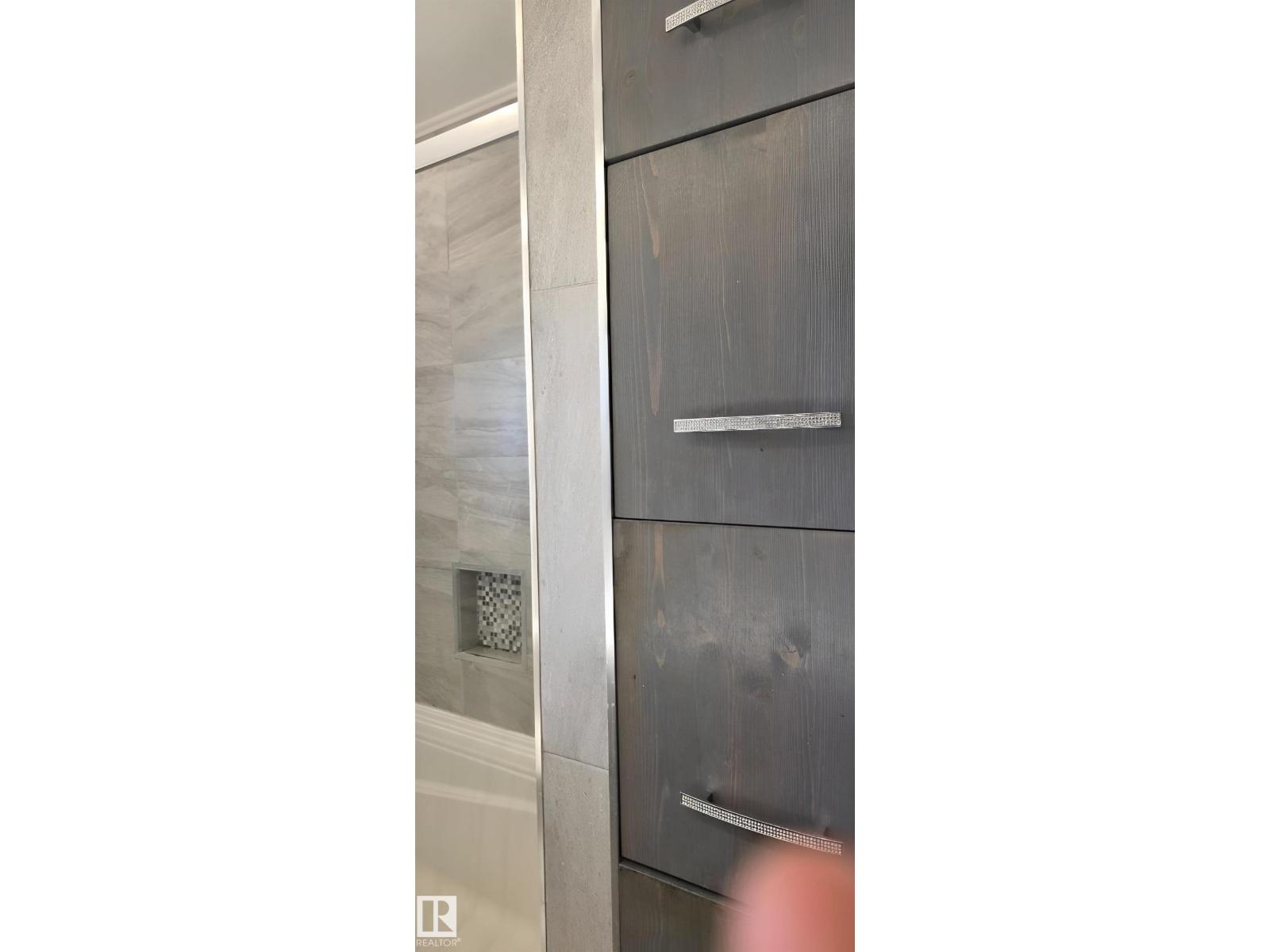 6704 93 ST NW - 36