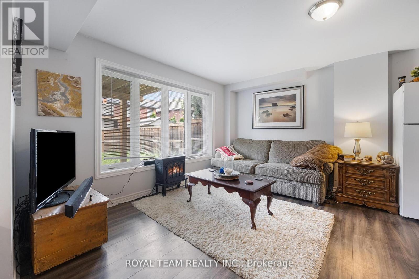 218 RICHARDSON CRESCENT - 32