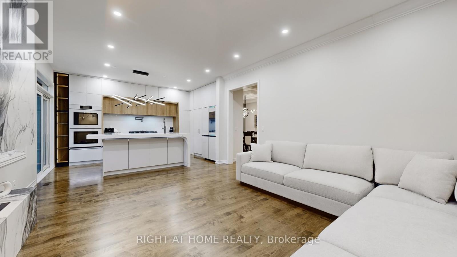 110 THATCHER CRESCENT - 11