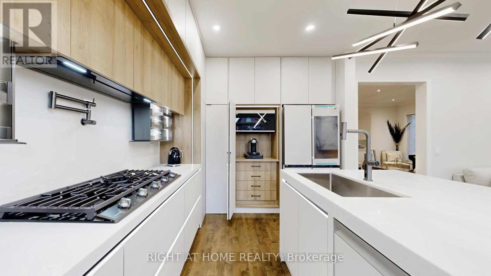 110 THATCHER CRESCENT - 13