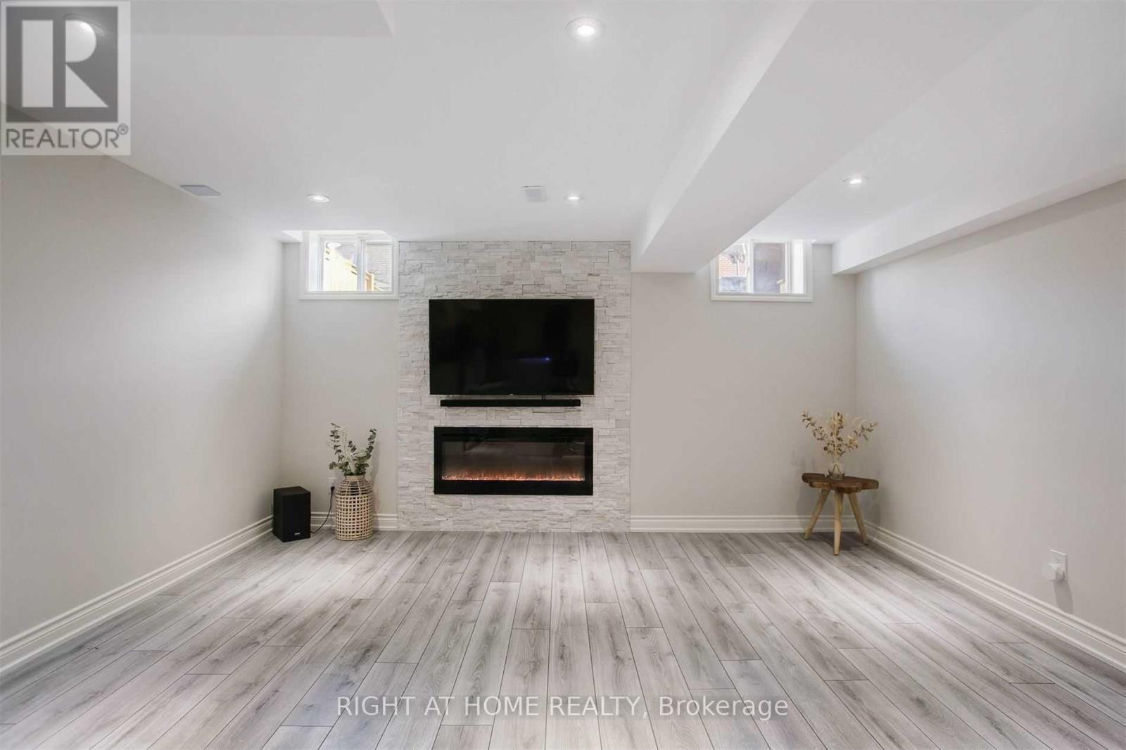 110 THATCHER CRESCENT - 30