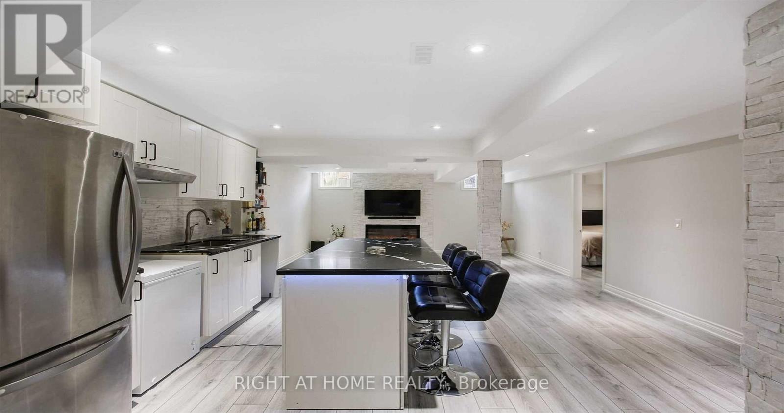 110 THATCHER CRESCENT - 31