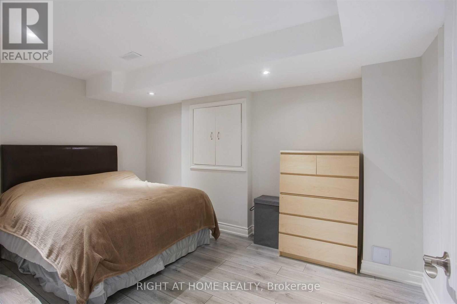 110 THATCHER CRESCENT - 33