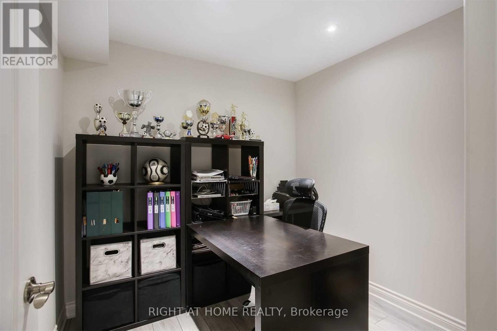 110 THATCHER CRESCENT - 35