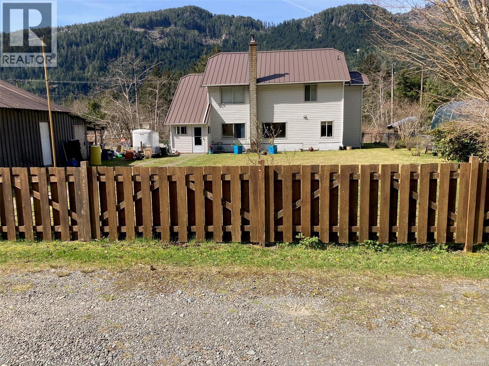 147 Maquinna Ave - 1