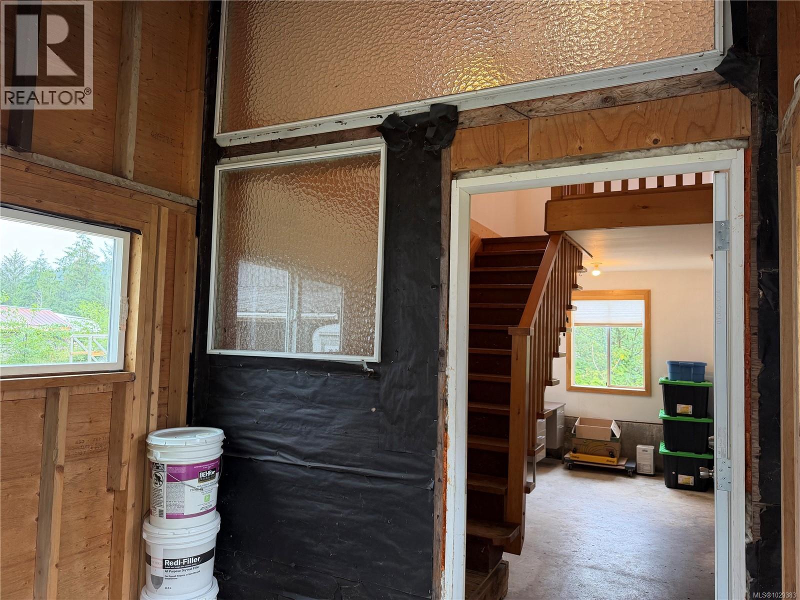147 Maquinna Ave - 4