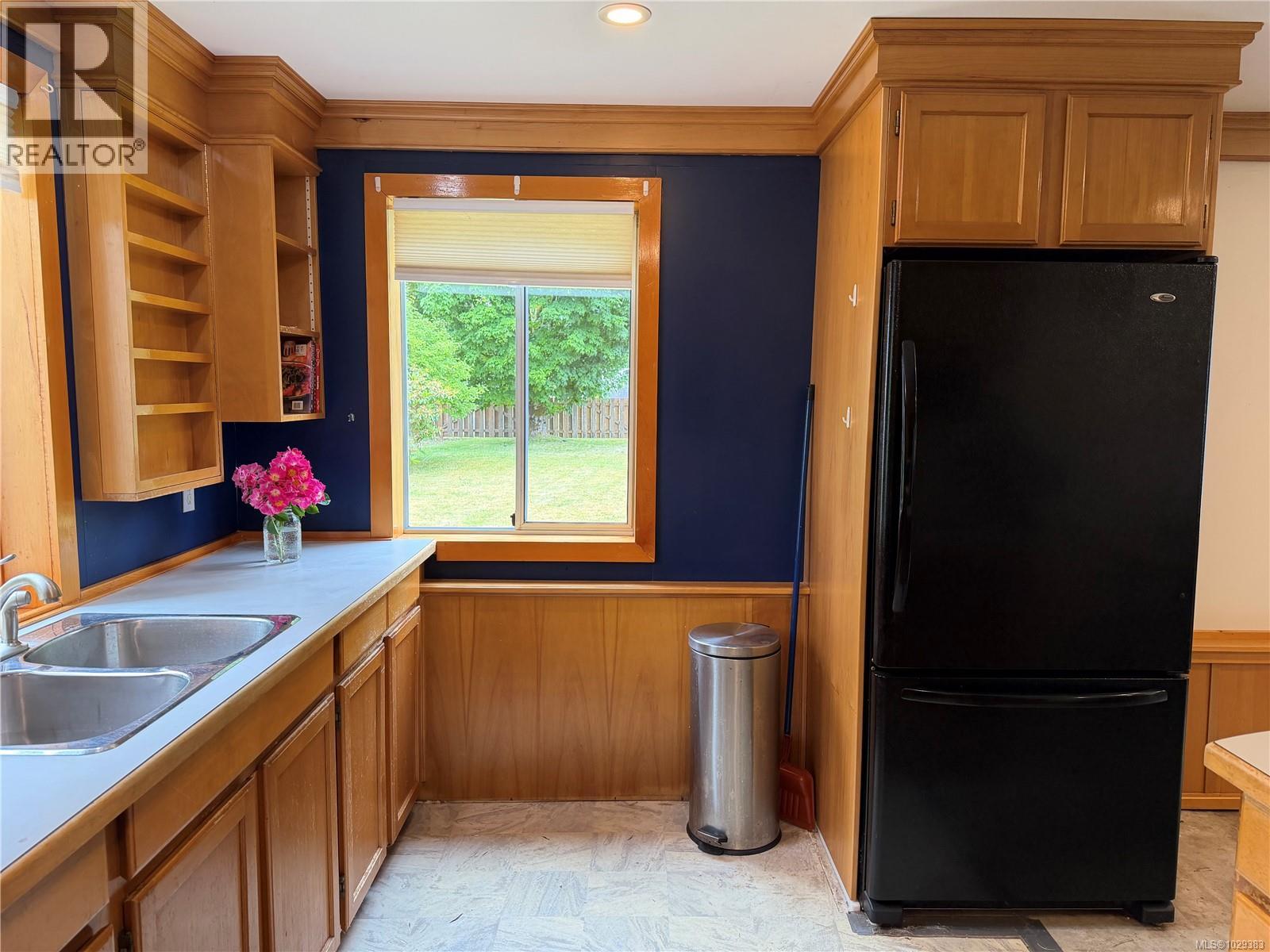 147 Maquinna Ave - 9