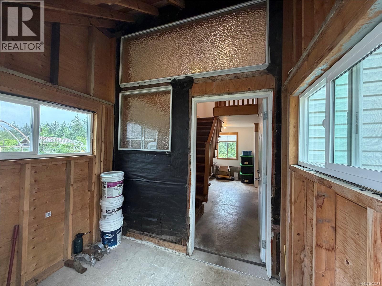 147 Maquinna Ave - 3