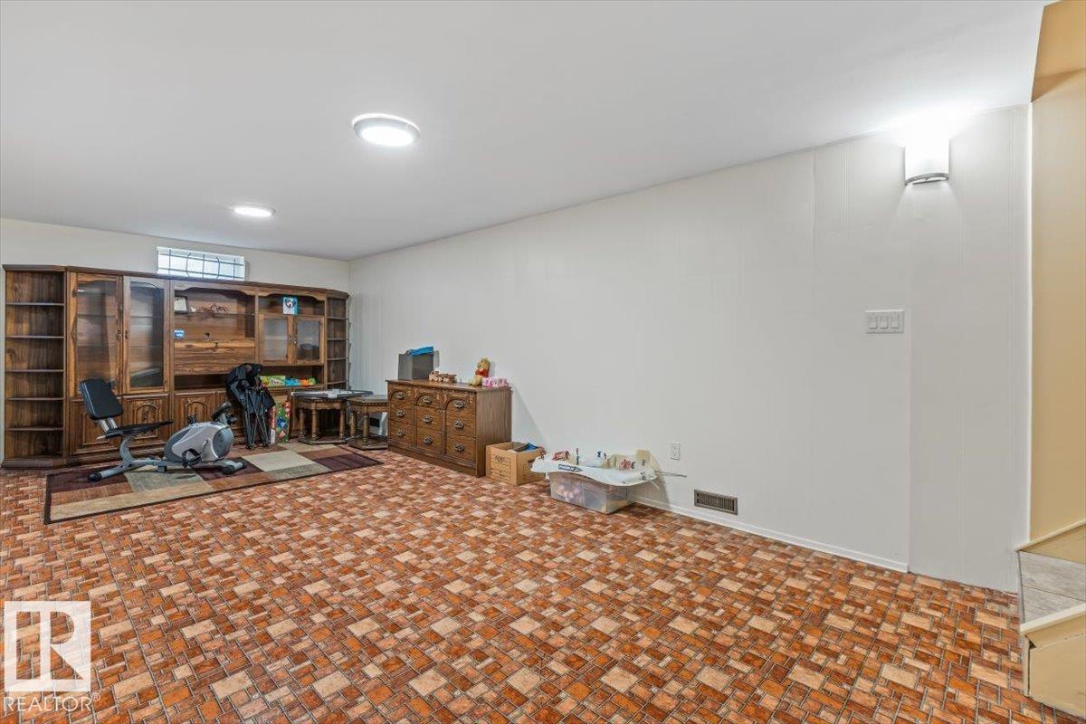 13 LLOYD PL — photo 33