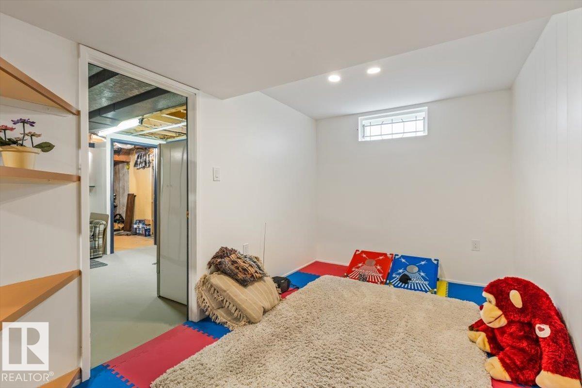 13 LLOYD PL — photo 37