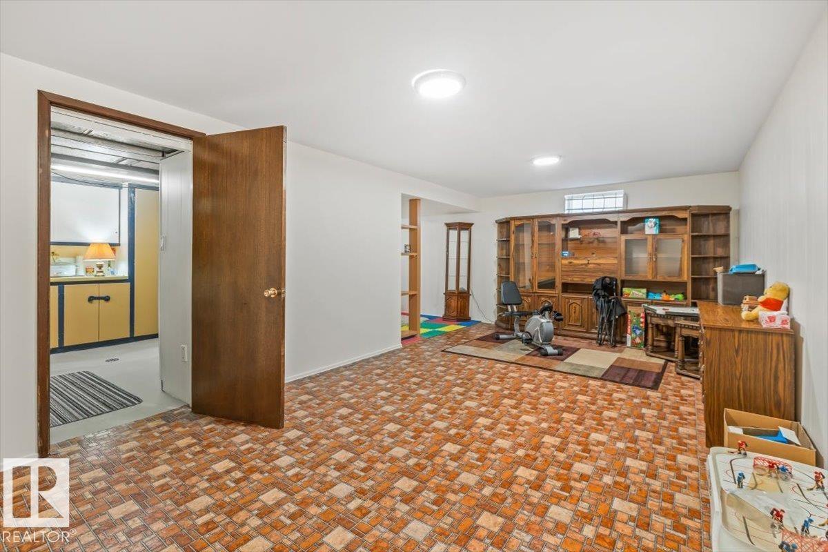 13 LLOYD PL — photo 32