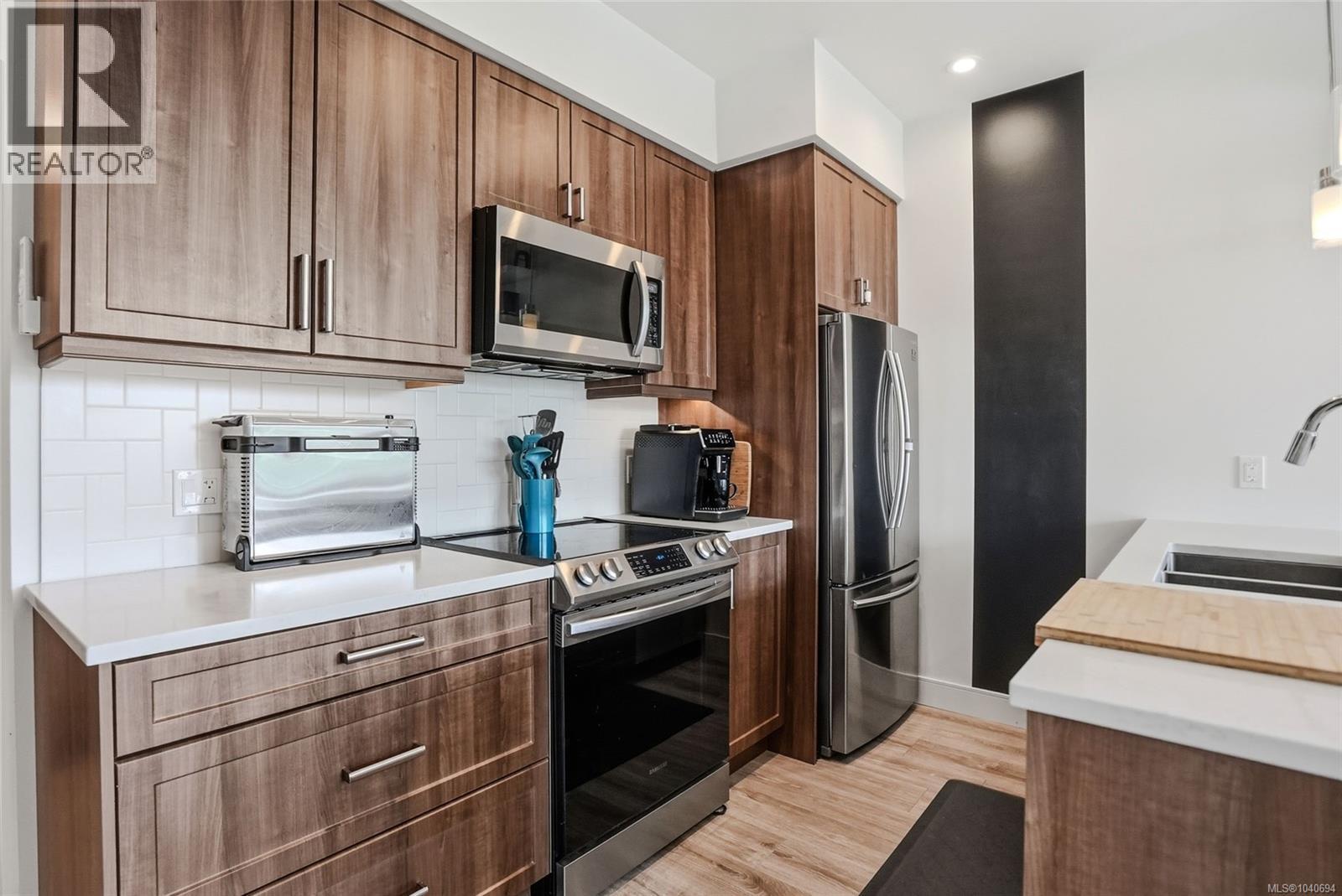 #104 119 Haliburton St - 23