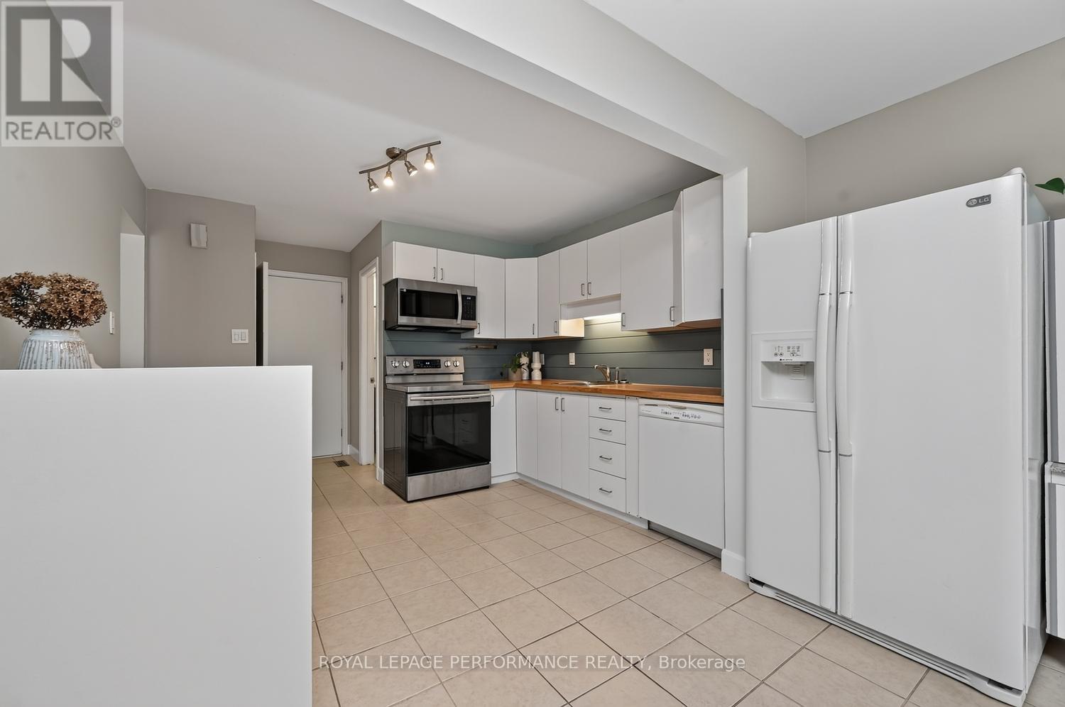 3 Bed, 2 Bath House for Sale in Ottawa – 37 OBERON STREET, Ottawa – MLS# X13494260 - Image 12