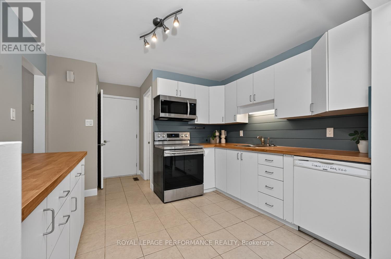 3 Bed, 2 Bath House for Sale in Ottawa – 37 OBERON STREET, Ottawa – MLS# X13494260 - Image 13