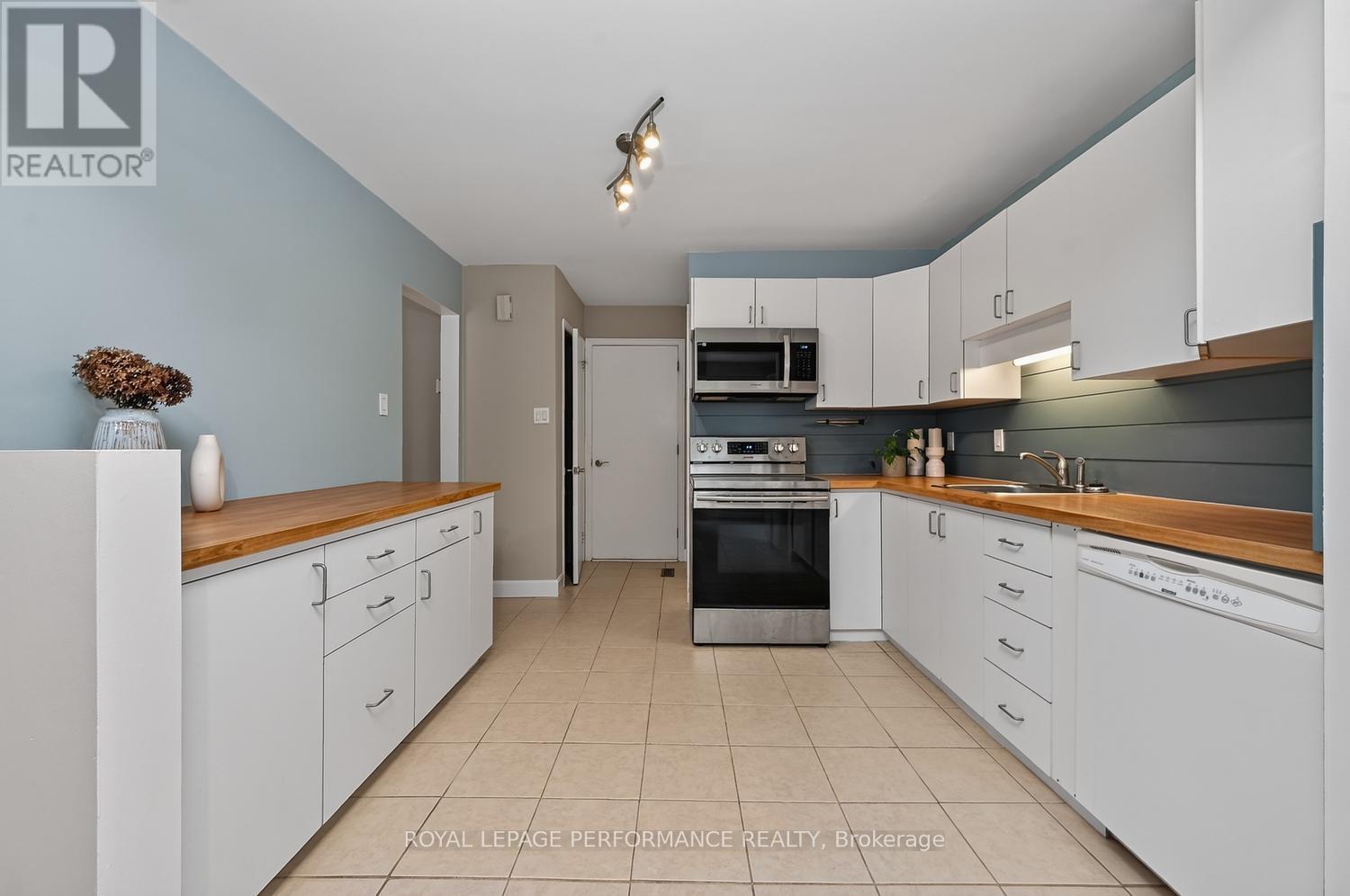 3 Bed, 2 Bath House for Sale in Ottawa – 37 OBERON STREET, Ottawa – MLS# X13494260 - Image 15