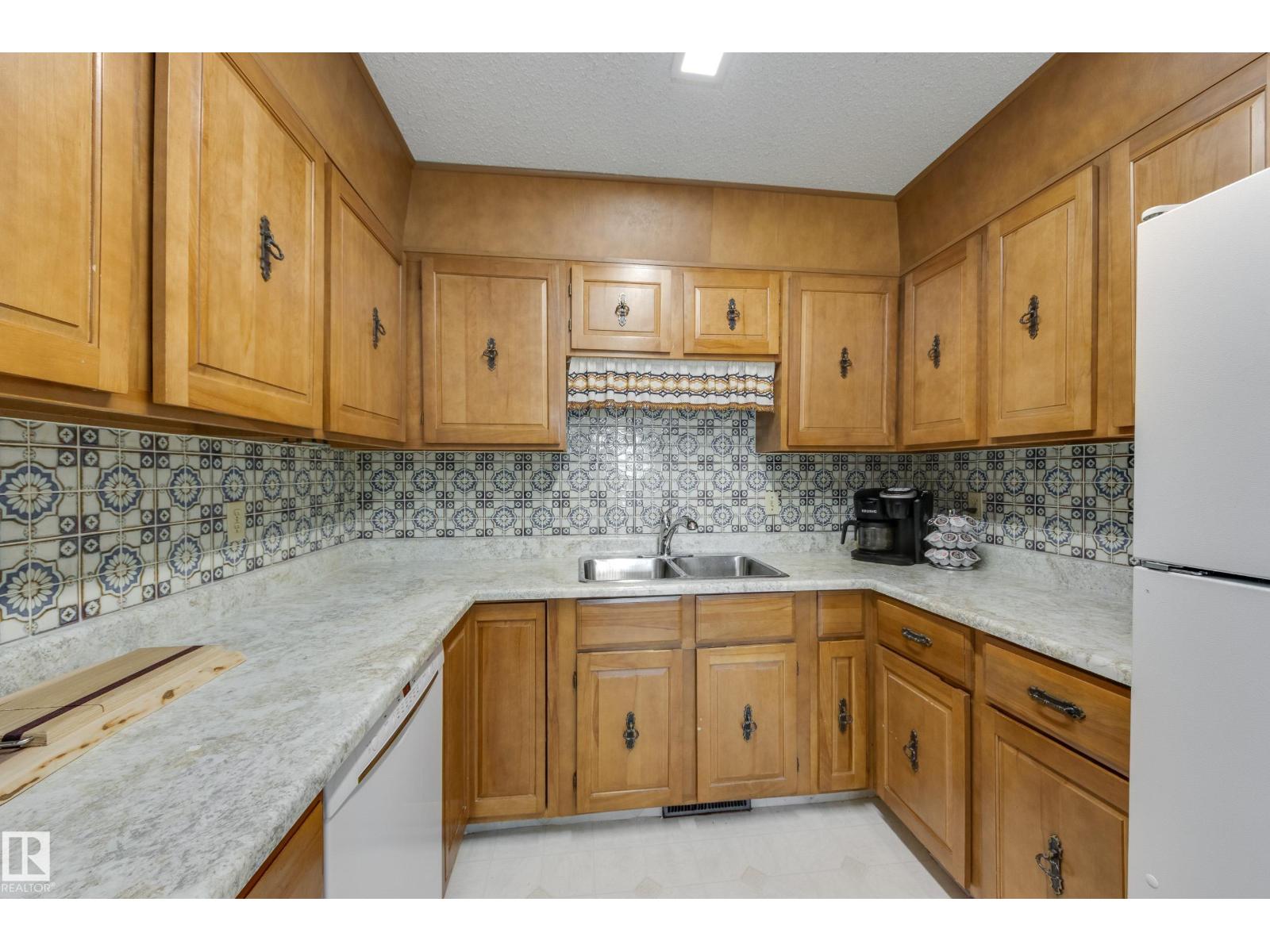 18508 92 AV NW — photo 15
