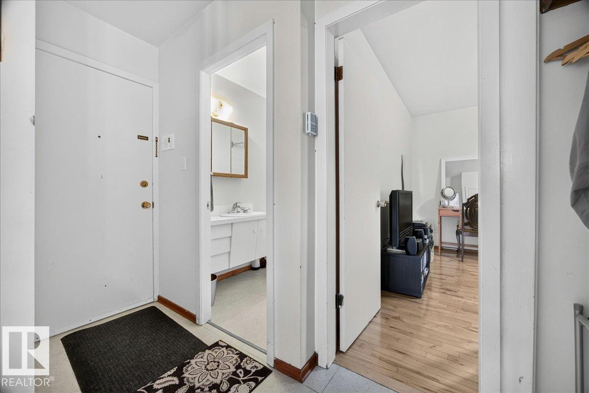 #33 10230 122 ST NW - 11