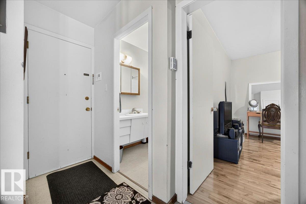 #33 10230 122 ST NW - 7