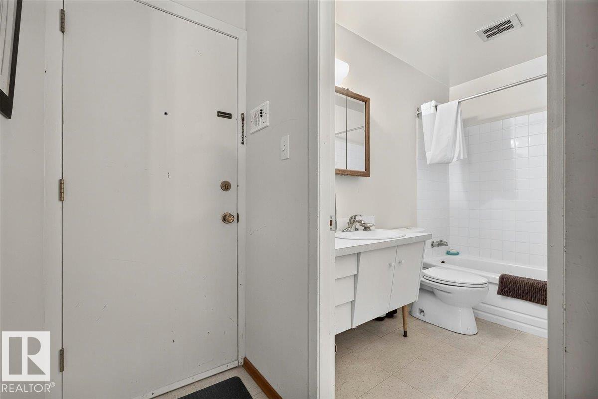 #33 10230 122 ST NW - 8