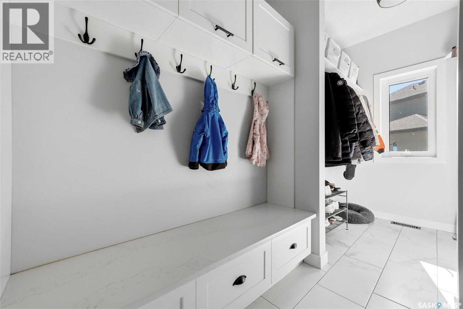 8 YALE PLACE — photo 14