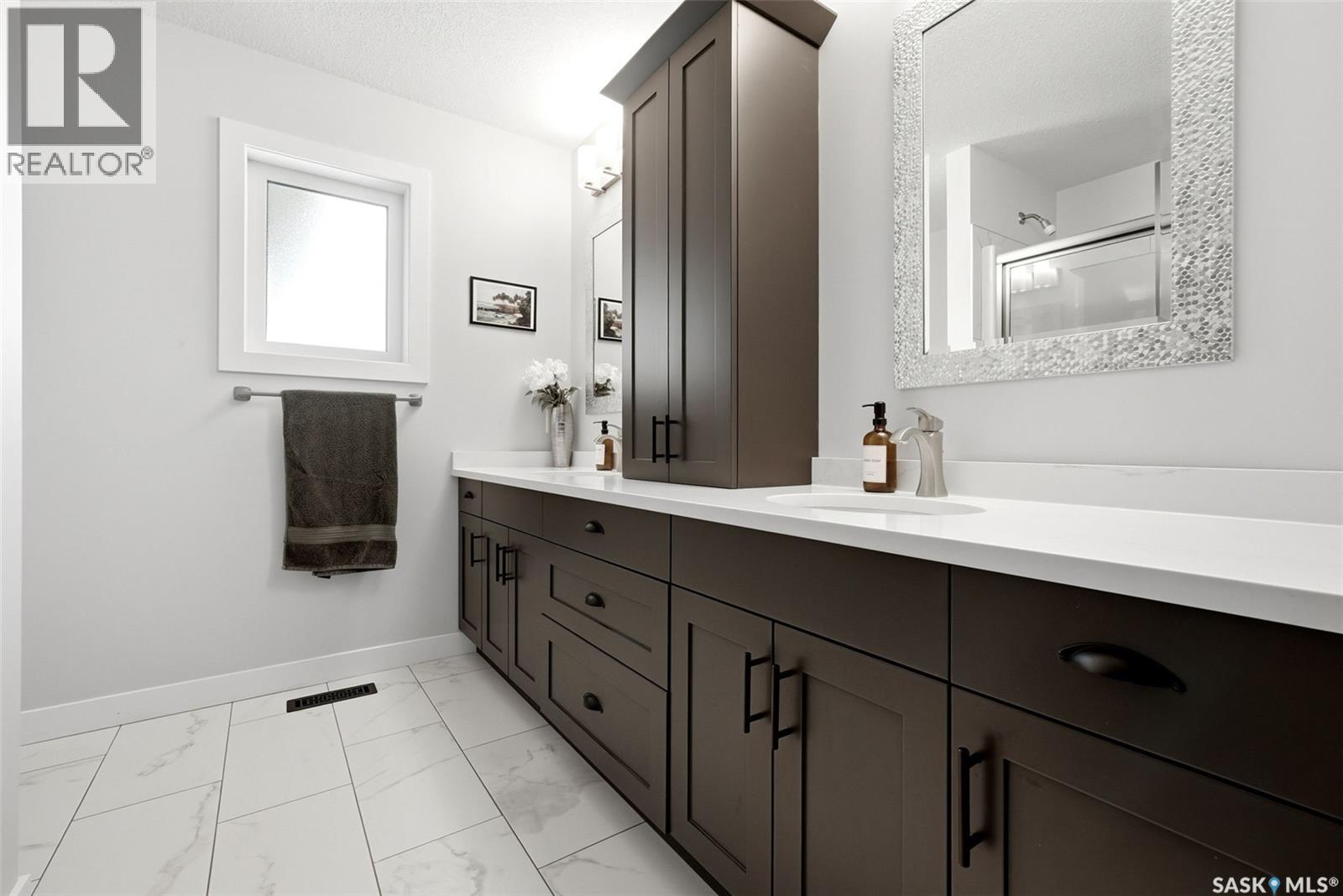 8 YALE PLACE — photo 21