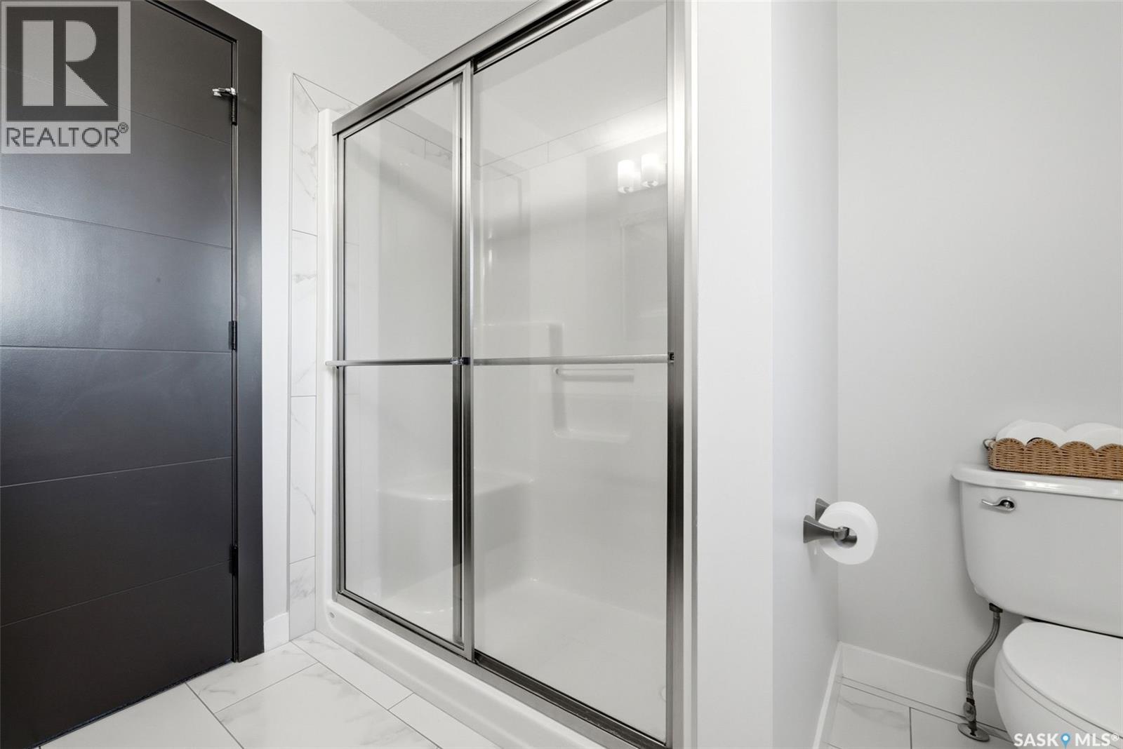 8 YALE PLACE — photo 22