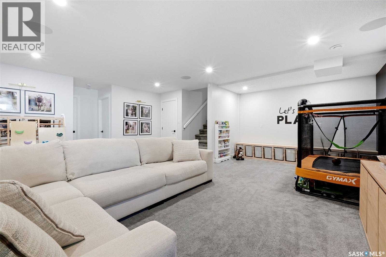 8 YALE PLACE — photo 32